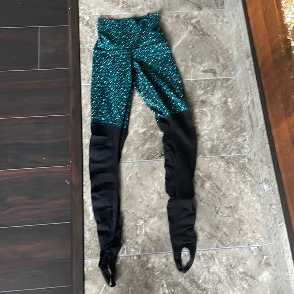 Lululemon tights with foot straps